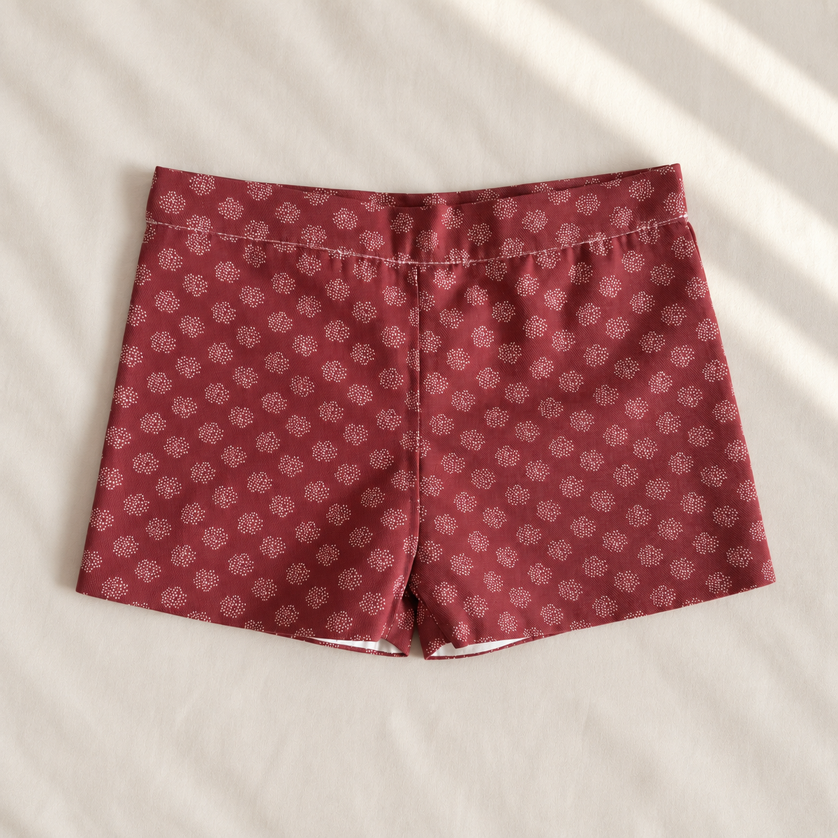 Pantalón corto burdeos estampado