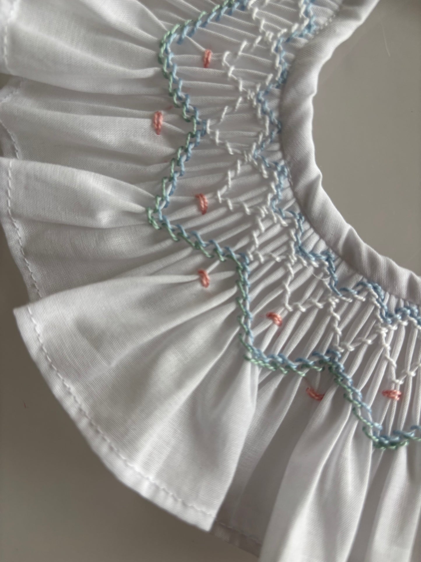 Cuello smock celeste