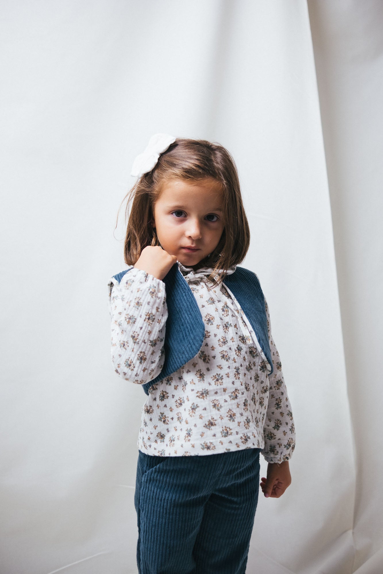 Camisa cuello bebé flor