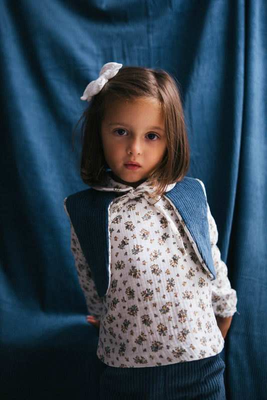 Camisa cuello bebé flor