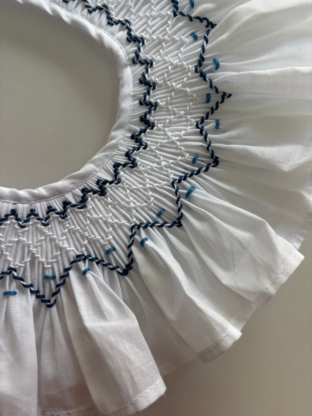 Cuello smock azul