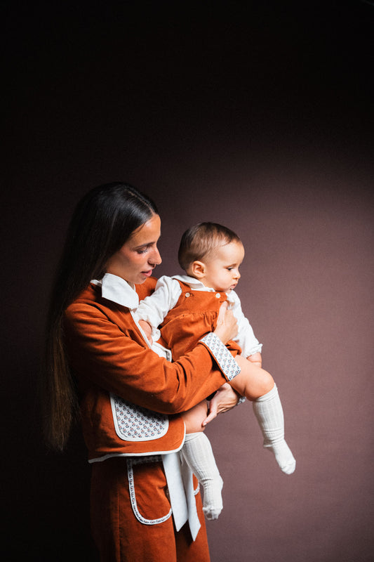 Chaqueta teja y estampado mujer